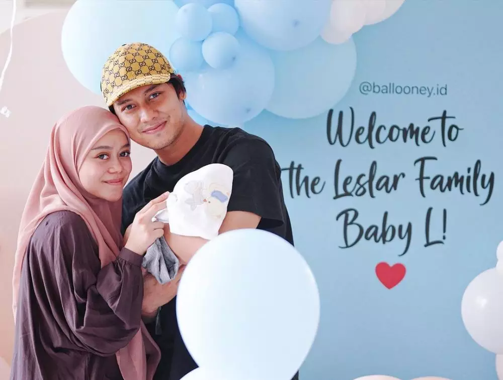 Lesty Kejora momong anak Berbagai sumber