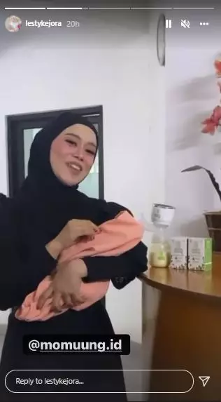 Lesty Kejora momong anak Berbagai sumber