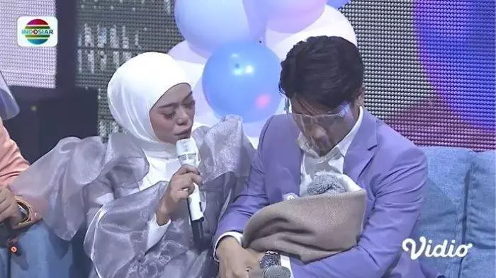 Lesty Kejora momong anak Berbagai sumber