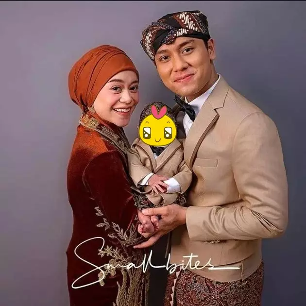 Lesty Kejora momong anak Berbagai sumber