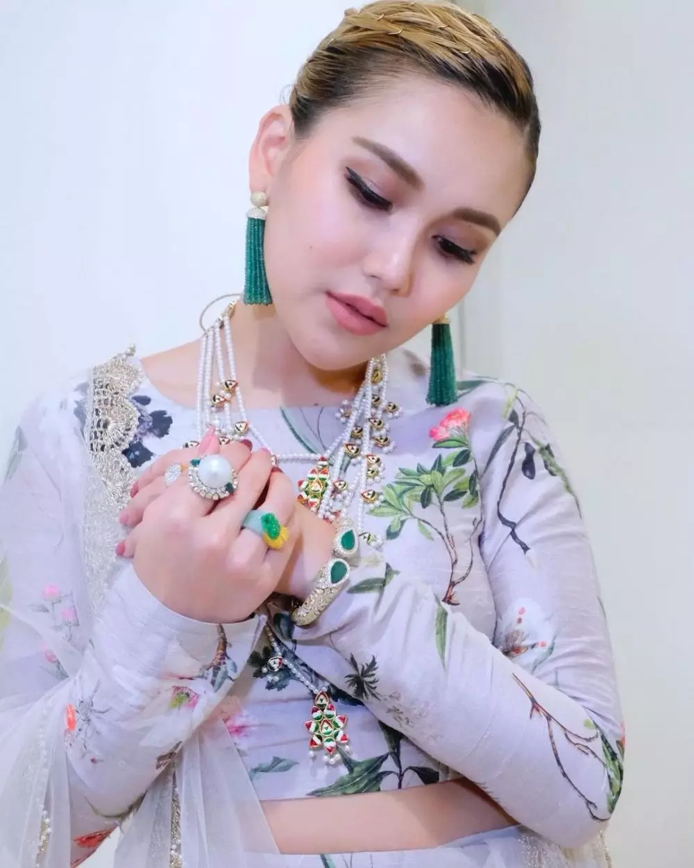 Pesona Ayu Ting Ting pakai baju India © Instagram