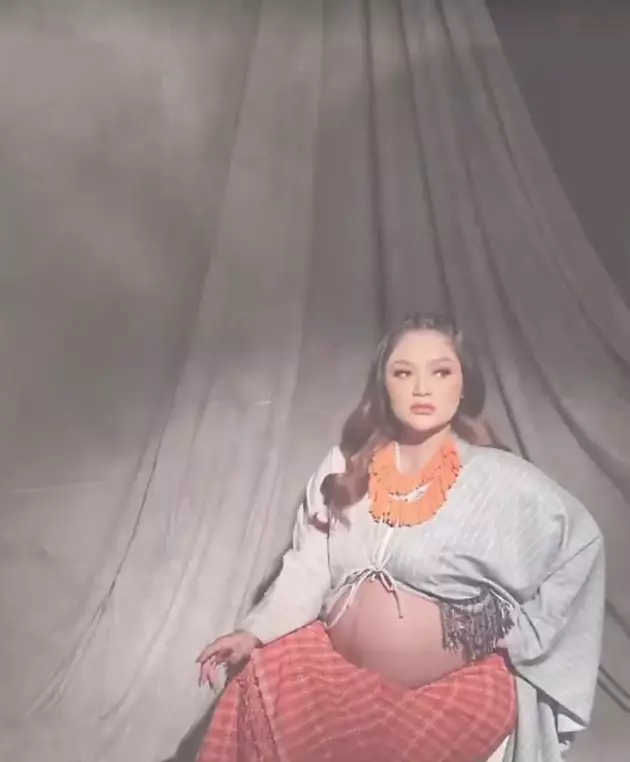 Gaya maternity shoot Siti Badriah © Instagram