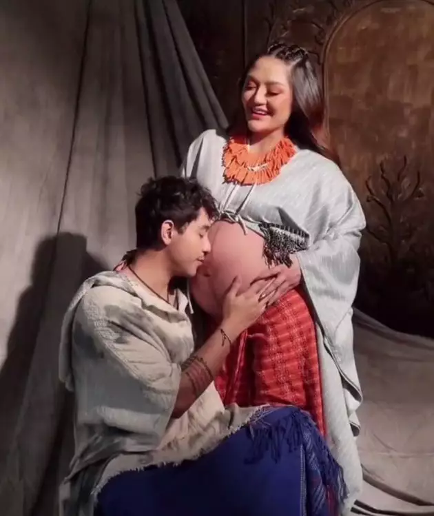 Gaya maternity shoot Siti Badriah © Instagram