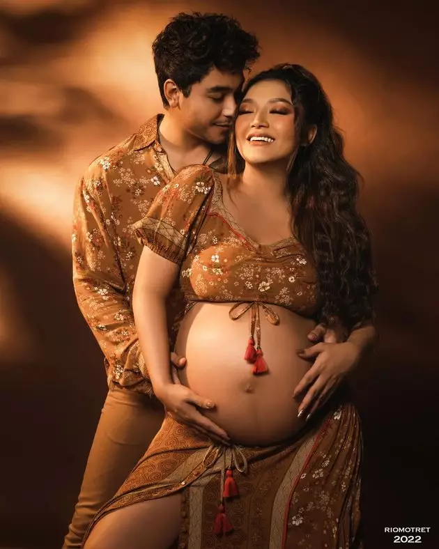 Gaya maternity shoot Siti Badriah © Instagram