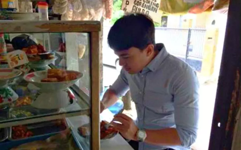 Potret seleb makan di warteg © berbagai sumber Potret seleb makan di warteg © berbagai sumber