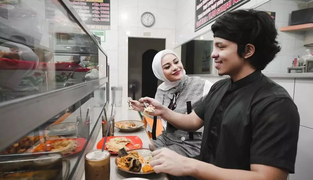 Potret seleb makan di warteg © berbagai sumber Potret seleb makan di warteg © berbagai sumber