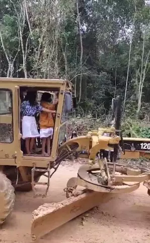 siswa di Kutai Barat pulang sekolah naik alat berat © Instagram