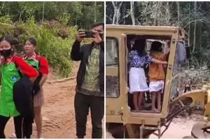 Akses jalan rusak, siswa di Kutai Barat pulang sekolah naik alat berat