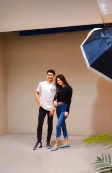 momen mesra Susan Sameh dan Fajar Alfian © berbagai sumber