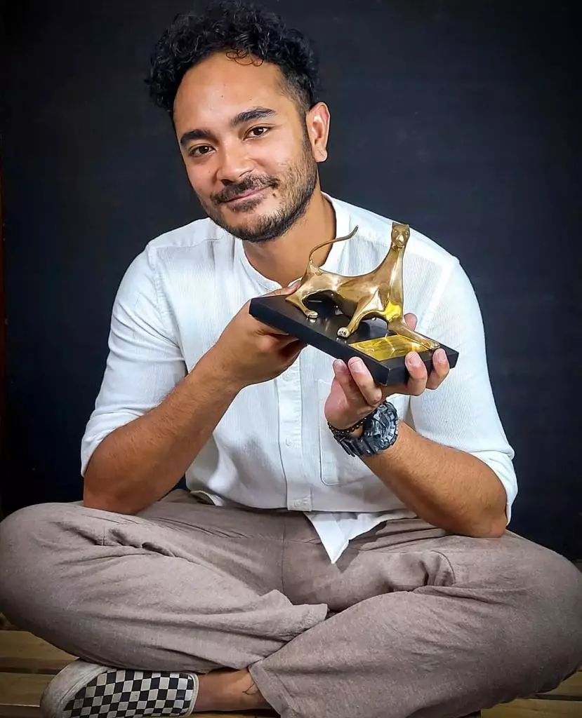 Nama asli dan nama panggung pemain layangan putus © Nama asli dan nama panggung pemain layangan putus ©