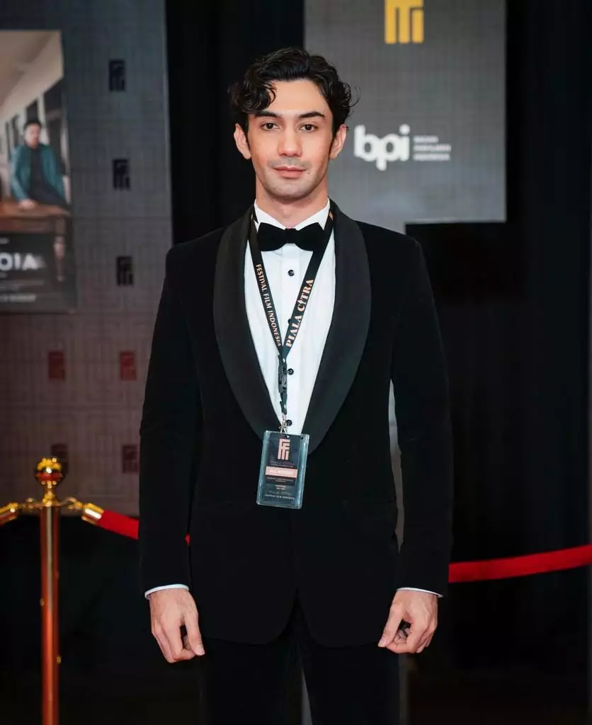 Nama asli dan nama panggung pemain layangan putus © Nama asli dan nama panggung pemain layangan putus ©