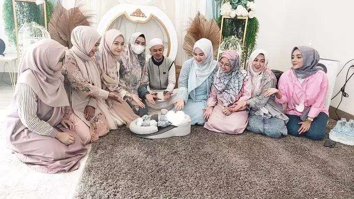 Ratu Annisa akikah anak ke-4 © 2022 berbagai sumber Ratu Annisa akikah anak ke-4 © 2022 berbagai sumber