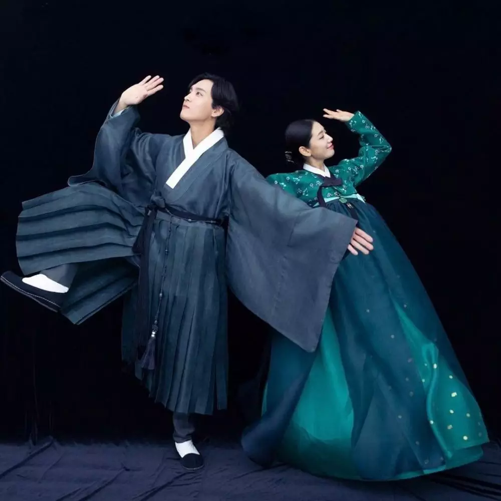 gaun Park Shin-hye  © 2022 berbagai sumber 