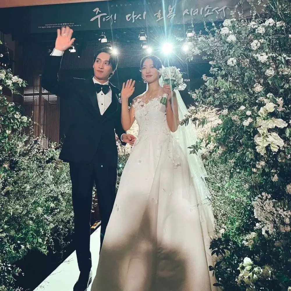 gaun Park Shin-hye  © 2022 berbagai sumber 