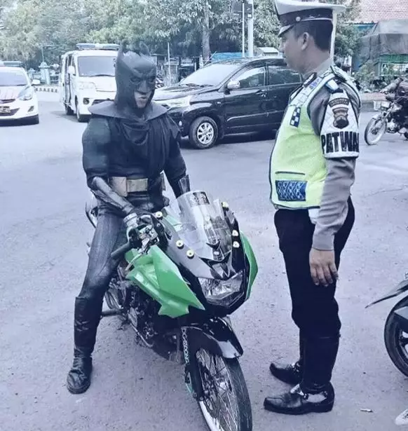 aksi kocak menghindari tilang © 2022 brilio.net