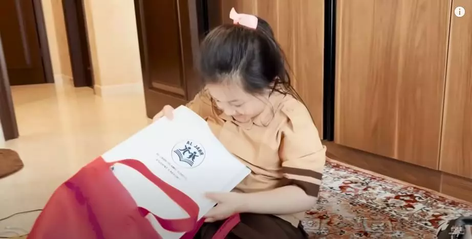 Momen Arsy terima rapor  © 2022 YouTube