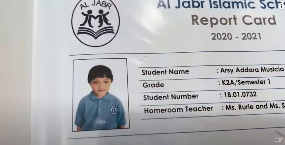 Momen Arsy terima rapor  © 2022 YouTube