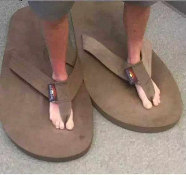 bapak bapak pakai barang besar © berbagai sumber