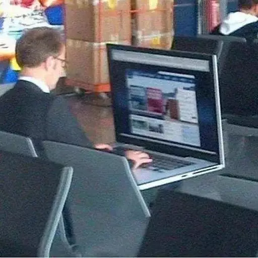 bapak bapak pakai barang besar © berbagai sumber