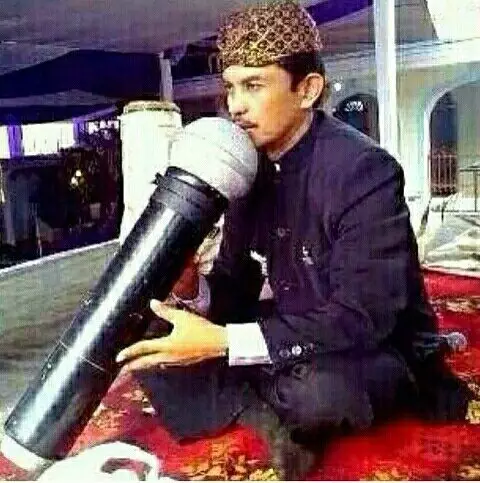 bapak bapak pakai barang besar © berbagai sumber bapak bapak pakai barang besar © berbagai sumber