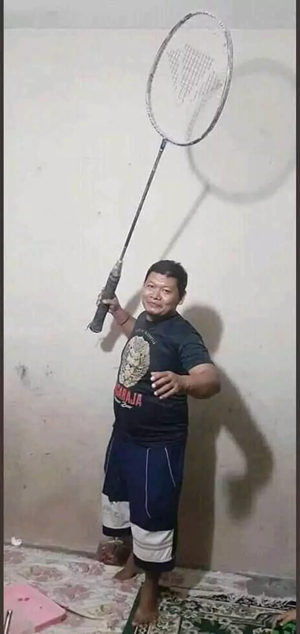 bapak bapak pakai barang besar © berbagai sumber