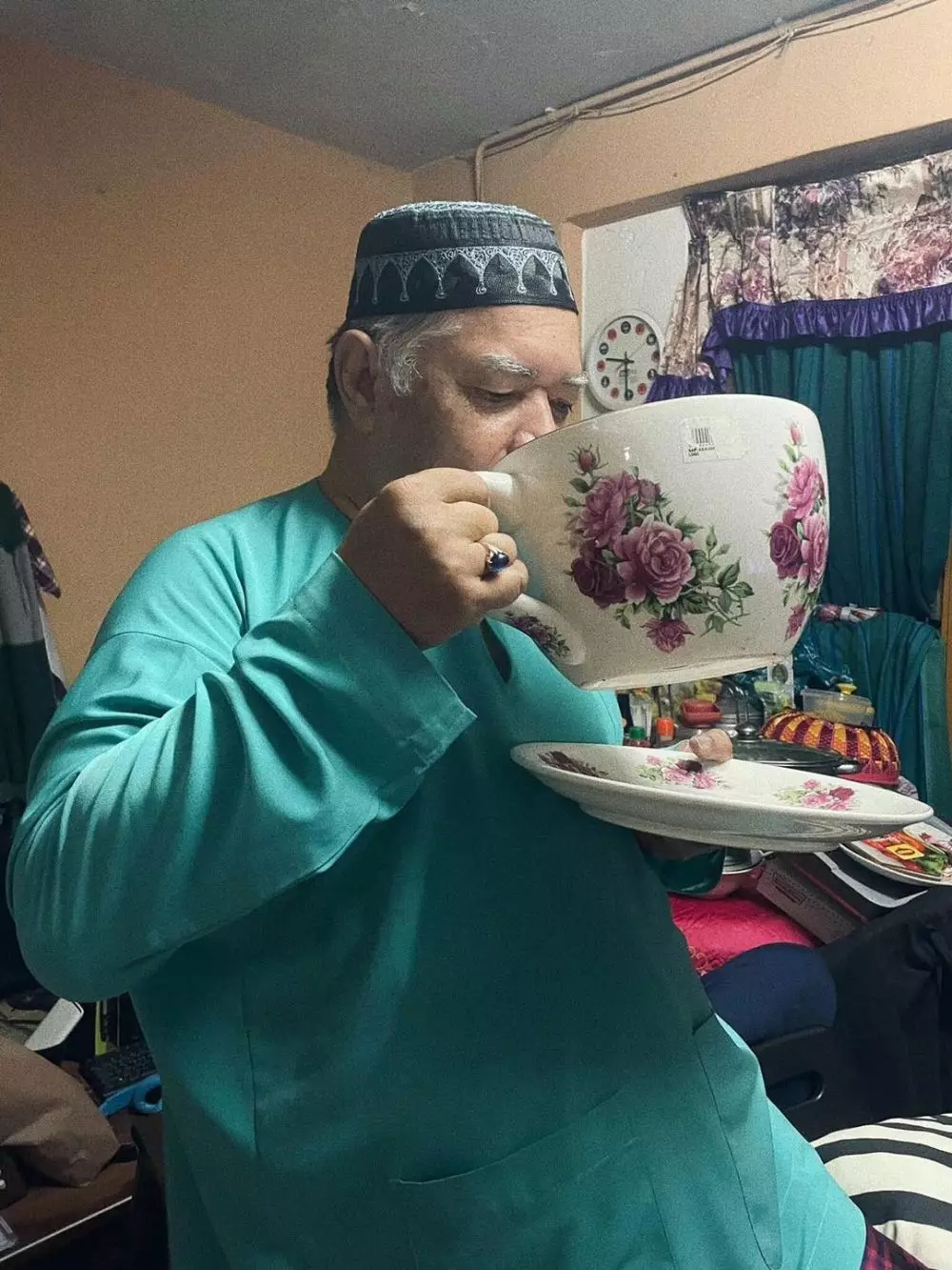 bapak bapak pakai barang besar © berbagai sumber