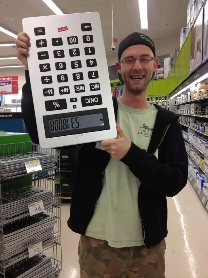 bapak bapak pakai barang besar © berbagai sumber