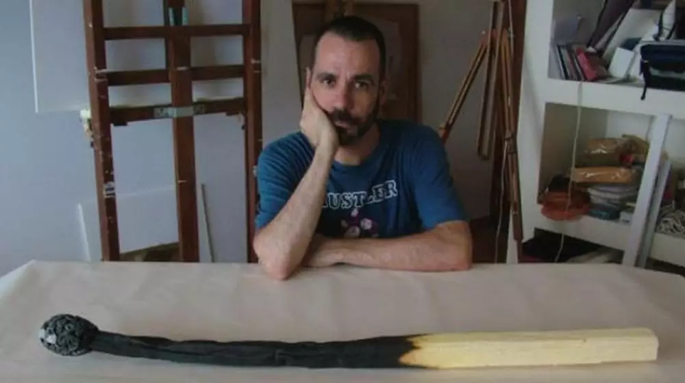 bapak bapak pakai barang besar © berbagai sumber