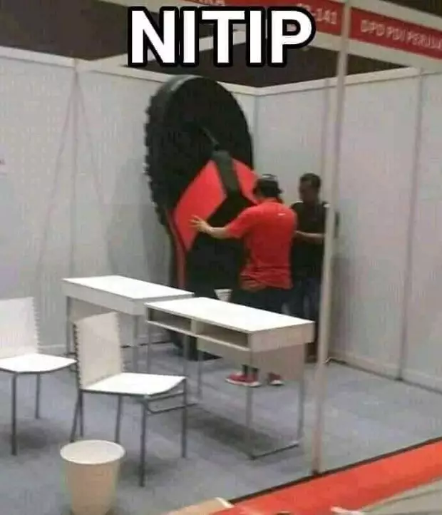 bapak bapak pakai barang besar © berbagai sumber