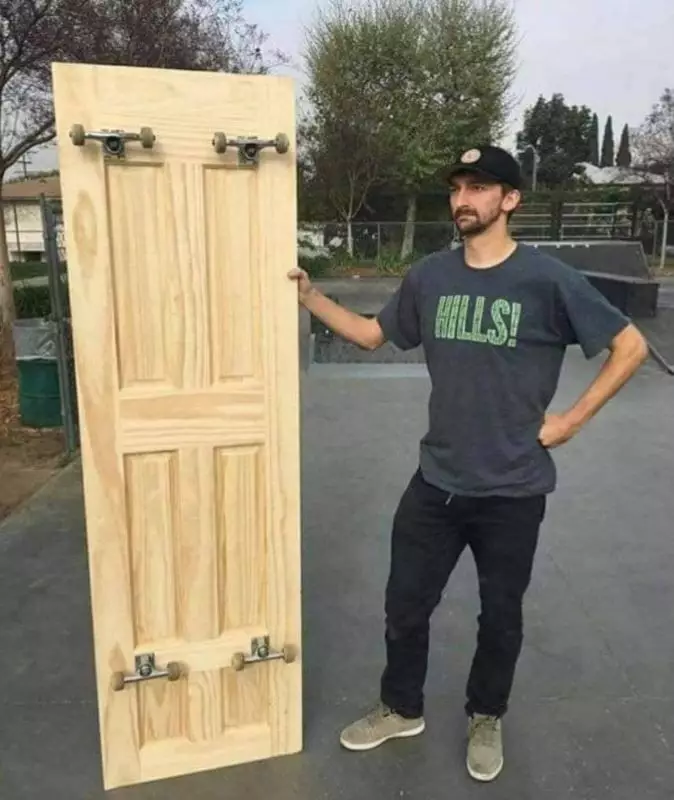 bapak bapak pakai barang besar © berbagai sumber