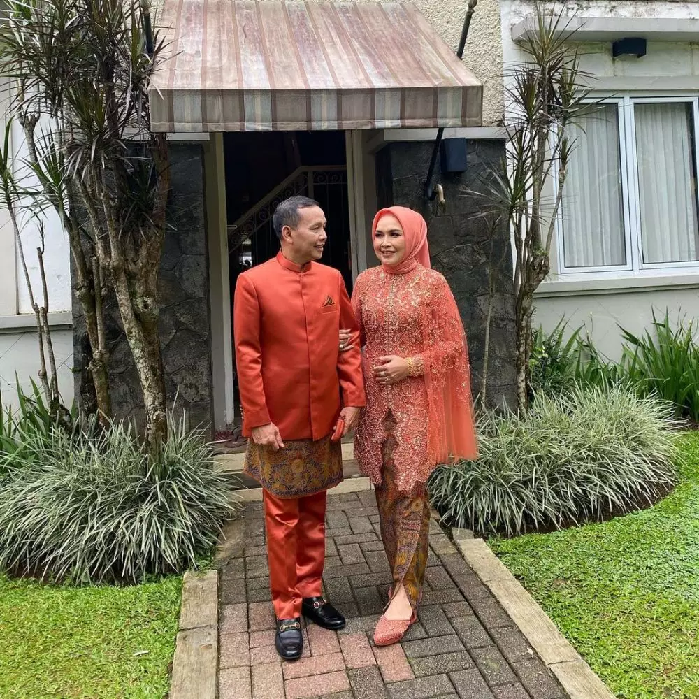 momen kebersamaan Ayah dan Ibu Ayu Ting Ting © 2022 Instagram 