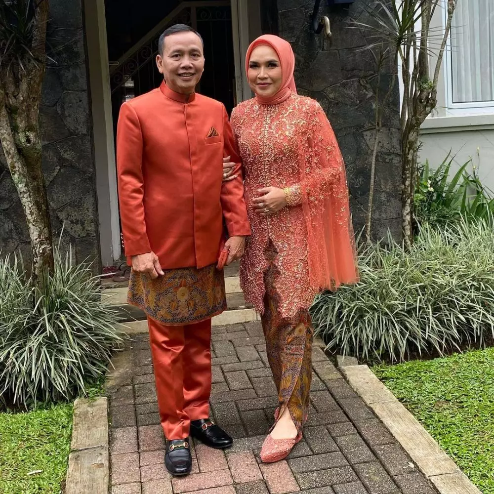 momen kebersamaan Ayah dan Ibu Ayu Ting Ting © 2022 Instagram 