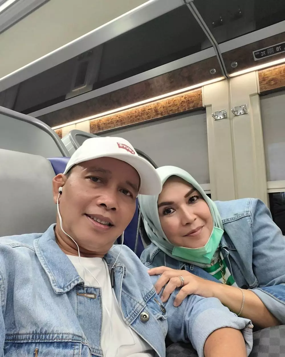 momen kebersamaan Ayah dan Ibu Ayu Ting Ting © 2022 Instagram 