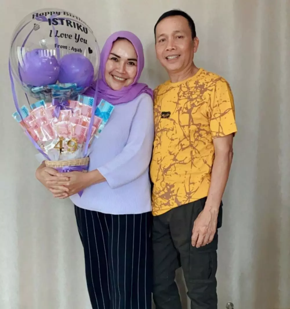 momen kebersamaan Ayah dan Ibu Ayu Ting Ting © 2022 Instagram 