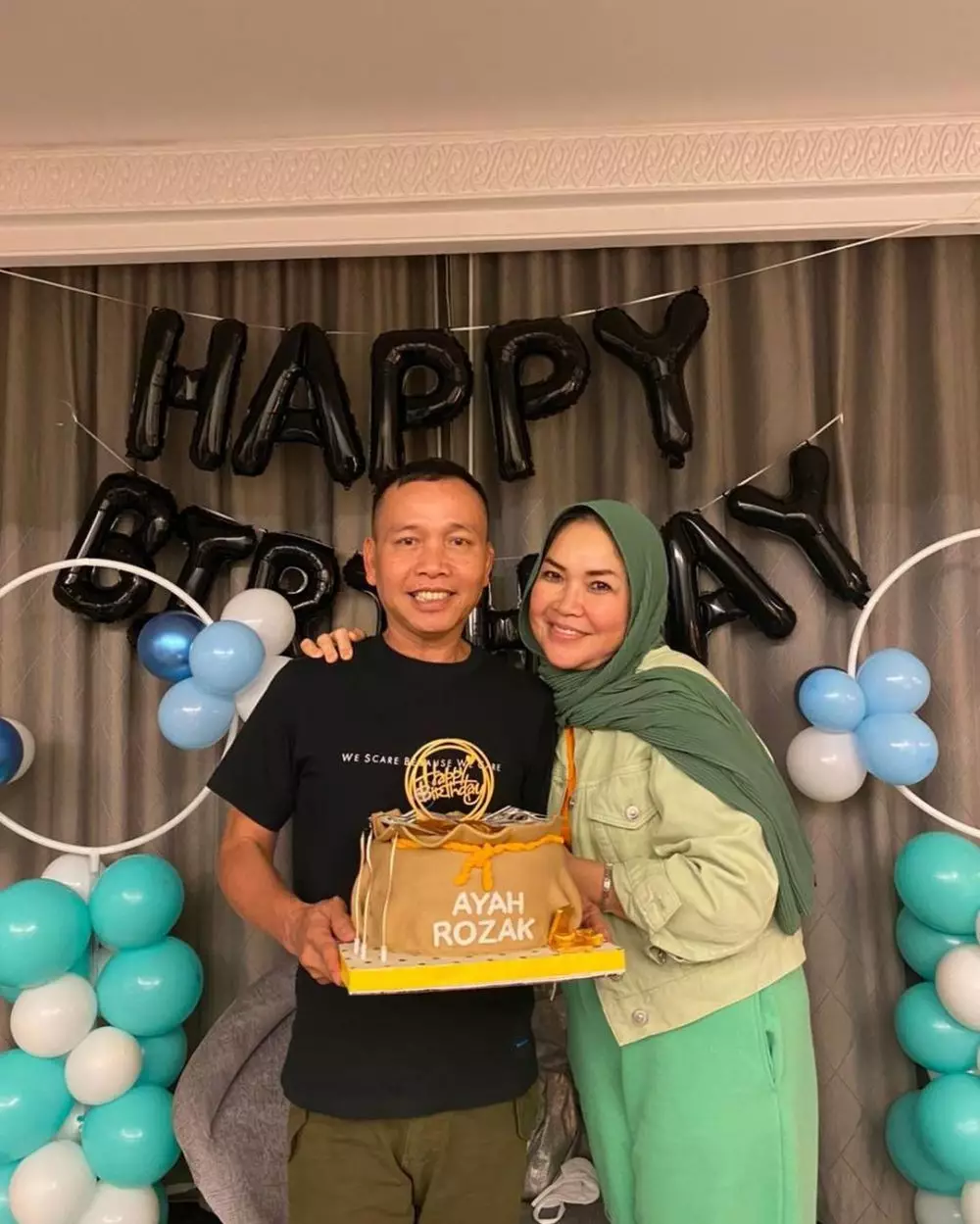 momen kebersamaan Ayah dan Ibu Ayu Ting Ting © 2022 Instagram 