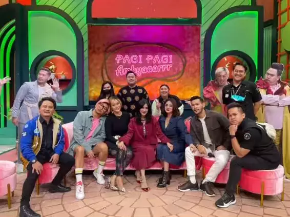 reuni Inul Daratista, Uut Permatasari, Dewi Perssik  Berbagai sumber reuni Inul Daratista, Uut Permatasari, Dewi Perssik  Berbagai sumber