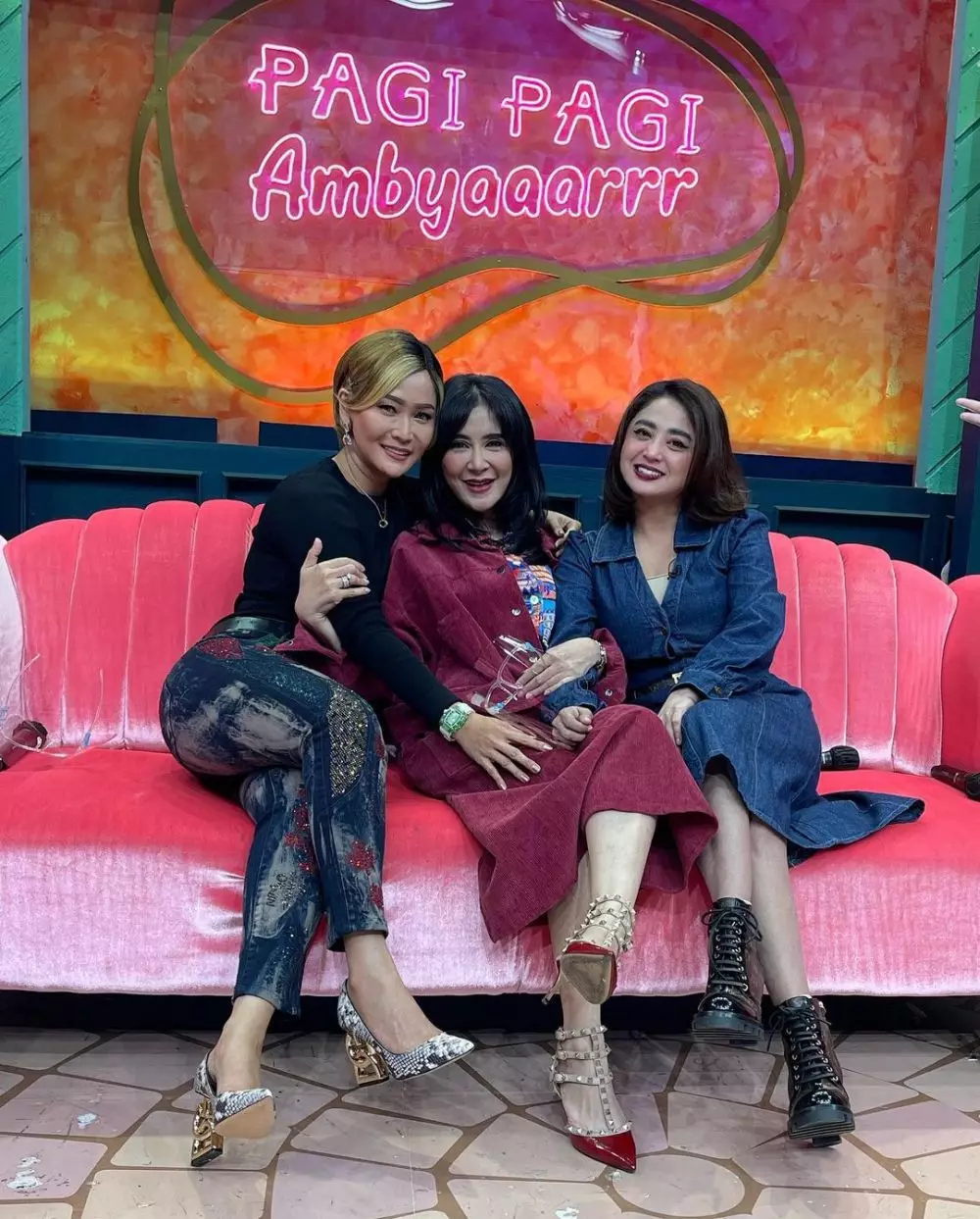 reuni Inul Daratista, Uut Permatasari, Dewi Perssik  Berbagai sumber reuni Inul Daratista, Uut Permatasari, Dewi Perssik  Berbagai sumber