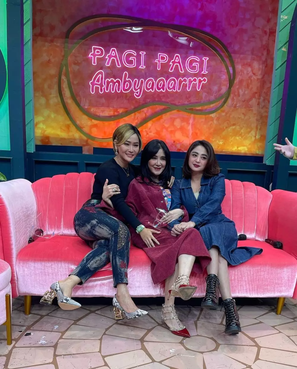 reuni Inul Daratista, Uut Permatasari, Dewi Perssik  Berbagai sumber reuni Inul Daratista, Uut Permatasari, Dewi Perssik  Berbagai sumber