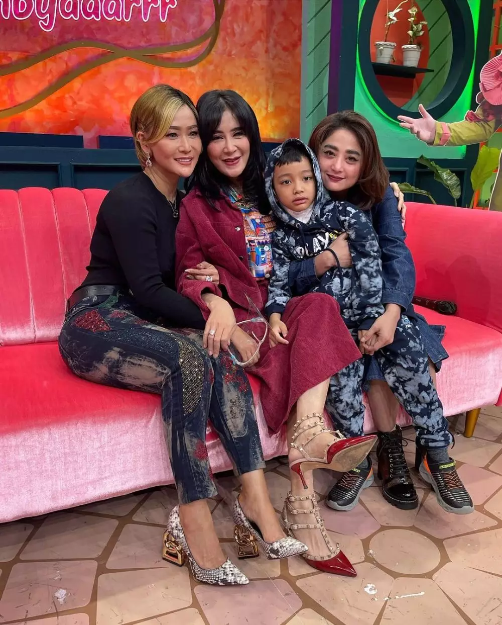 reuni Inul Daratista, Uut Permatasari, Dewi Perssik  Berbagai sumber reuni Inul Daratista, Uut Permatasari, Dewi Perssik  Berbagai sumber