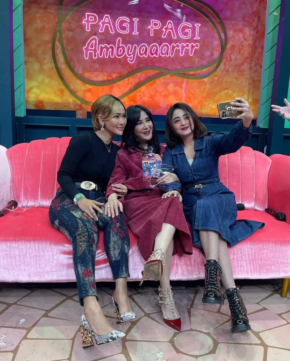 reuni Inul Daratista, Uut Permatasari, Dewi Perssik  Berbagai sumber reuni Inul Daratista, Uut Permatasari, Dewi Perssik  Berbagai sumber