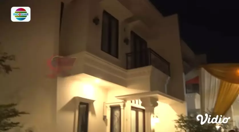 Penampakan rumah baru Putri DA di Bekasi © YouTube Penampakan rumah baru Putri DA di Bekasi © YouTube