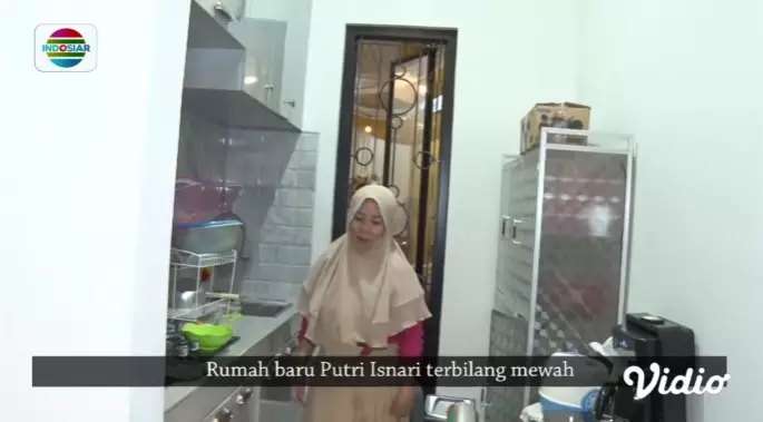 Penampakan rumah baru Putri DA di Bekasi © YouTube Penampakan rumah baru Putri DA di Bekasi © YouTube