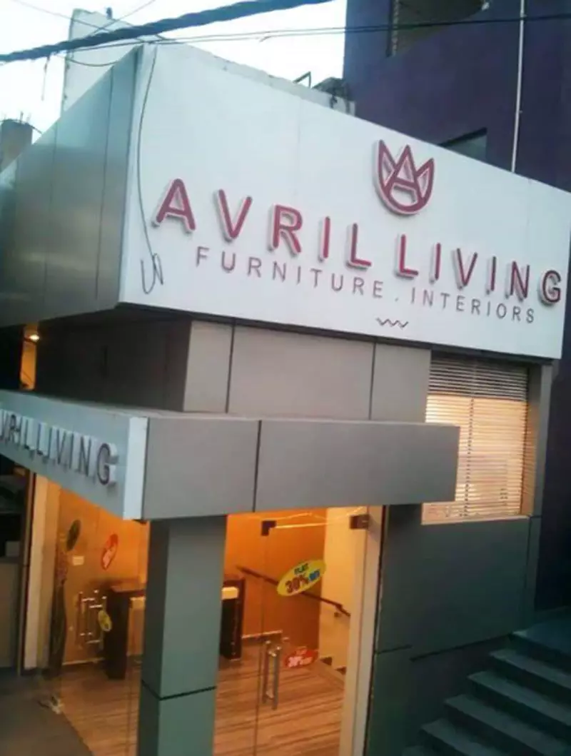 nama toko malah lucu bikin heran © Twitter