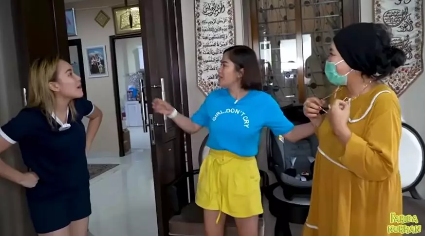 Gaya ibunda Ayu Ting Ting yang bikin heboh Instagram Gaya ibunda Ayu Ting Ting yang bikin heboh Instagram