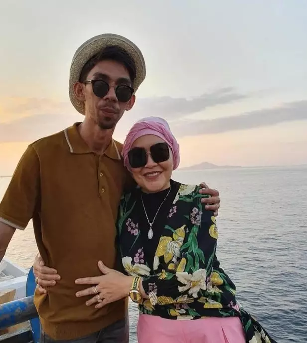 Gaya ibunda Ayu Ting Ting yang bikin heboh Instagram Gaya ibunda Ayu Ting Ting yang bikin heboh Instagram