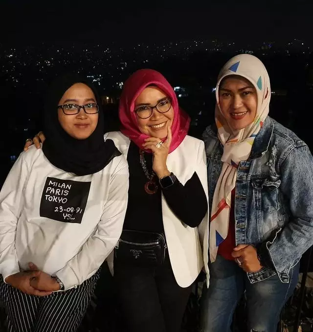 Gaya ibunda Ayu Ting Ting yang bikin heboh Instagram Gaya ibunda Ayu Ting Ting yang bikin heboh Instagram