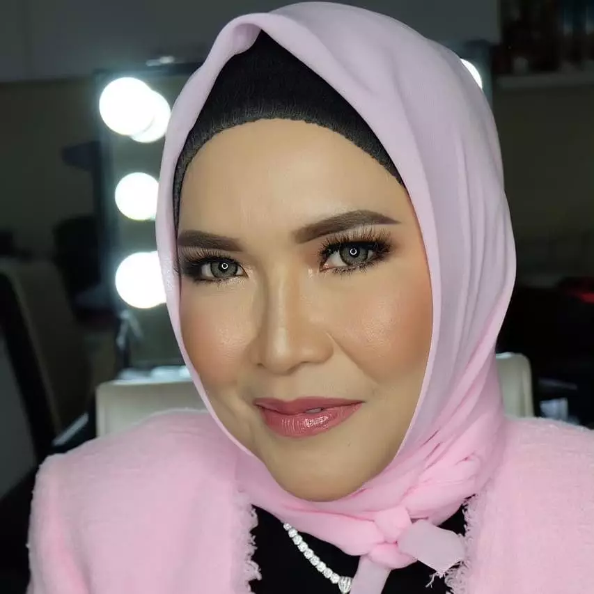 Gaya ibunda Ayu Ting Ting yang bikin heboh Instagram Gaya ibunda Ayu Ting Ting yang bikin heboh Instagram