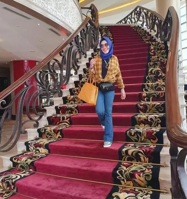 Gaya ibunda Ayu Ting Ting yang bikin heboh Instagram Gaya ibunda Ayu Ting Ting yang bikin heboh Instagram