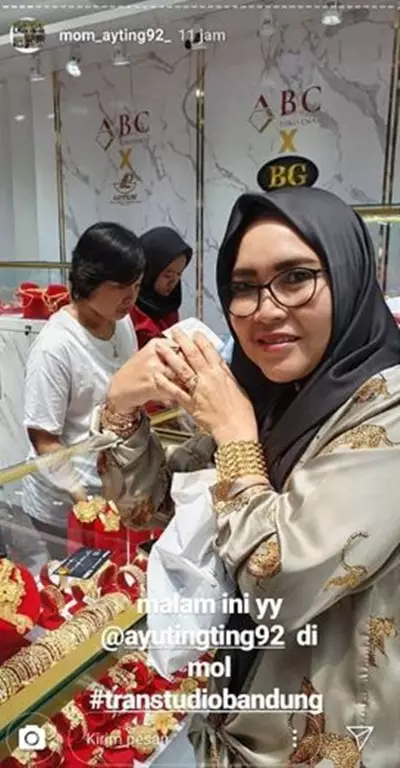 Gaya ibunda Ayu Ting Ting yang bikin heboh Instagram Gaya ibunda Ayu Ting Ting yang bikin heboh Instagram