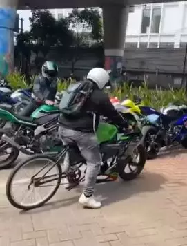 potret lucu orang naik kendaraan di jalan  © 2022 berbagai sumber potret lucu orang naik kendaraan di jalan  © 2022 berbagai sumber